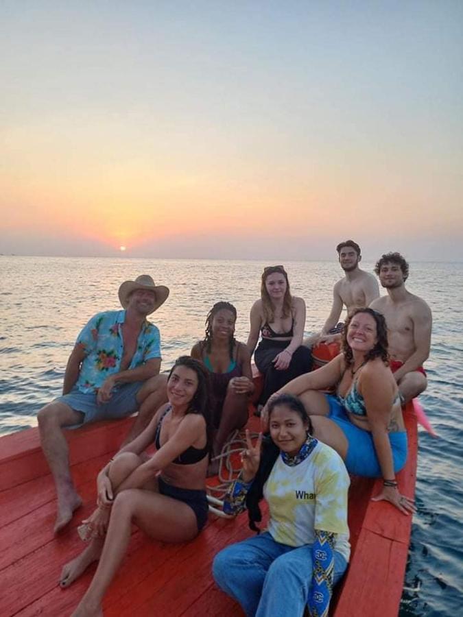 Lucky Sun Saracen Bay Albergue Koh Rong Sanloem Exterior foto